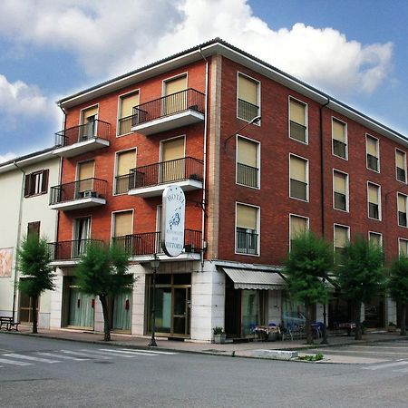 hotel ristorante vittoria Santhià Esterno foto