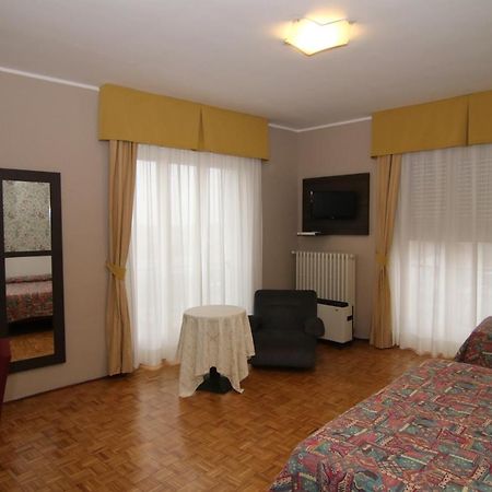 hotel ristorante vittoria Santhià Esterno foto