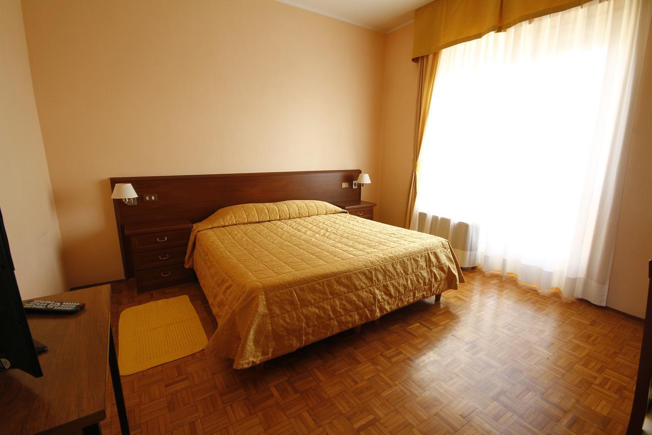 hotel ristorante vittoria Santhià Esterno foto