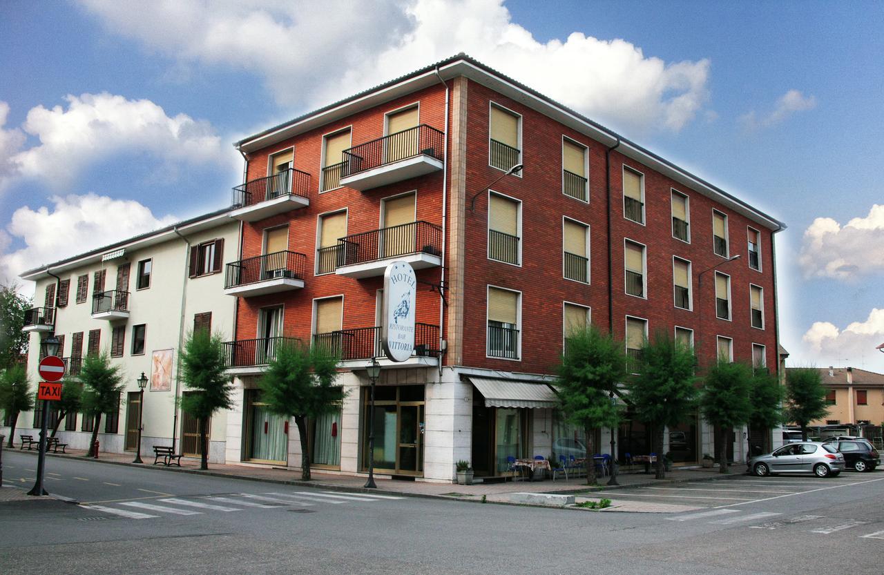 hotel ristorante vittoria Santhià Esterno foto