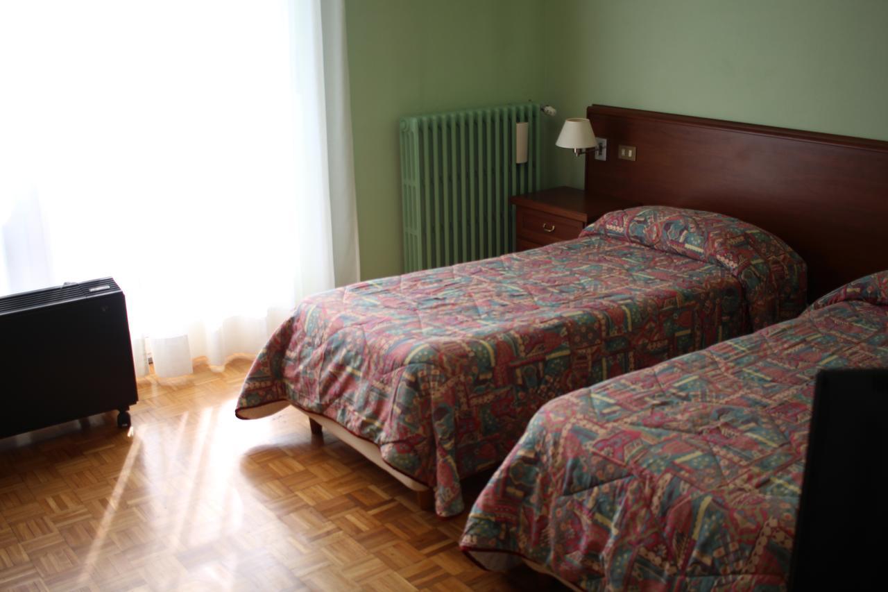hotel ristorante vittoria Santhià Esterno foto