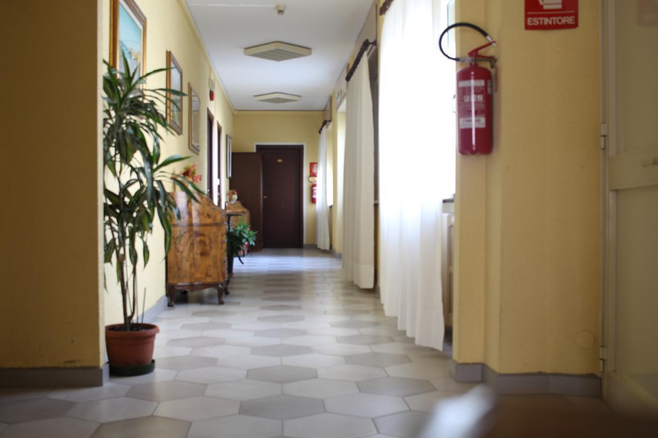 hotel ristorante vittoria Santhià Esterno foto