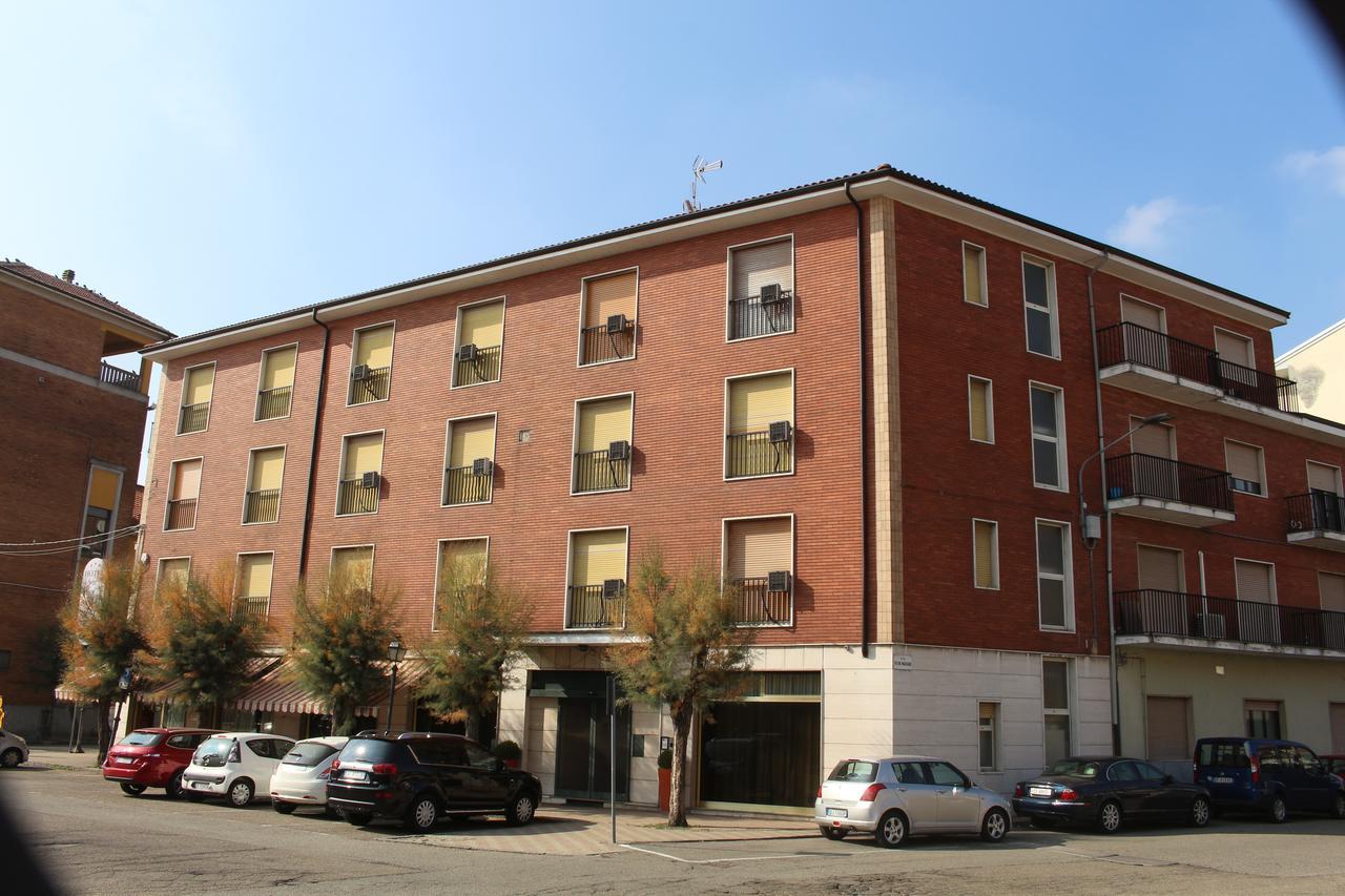 hotel ristorante vittoria Santhià Esterno foto