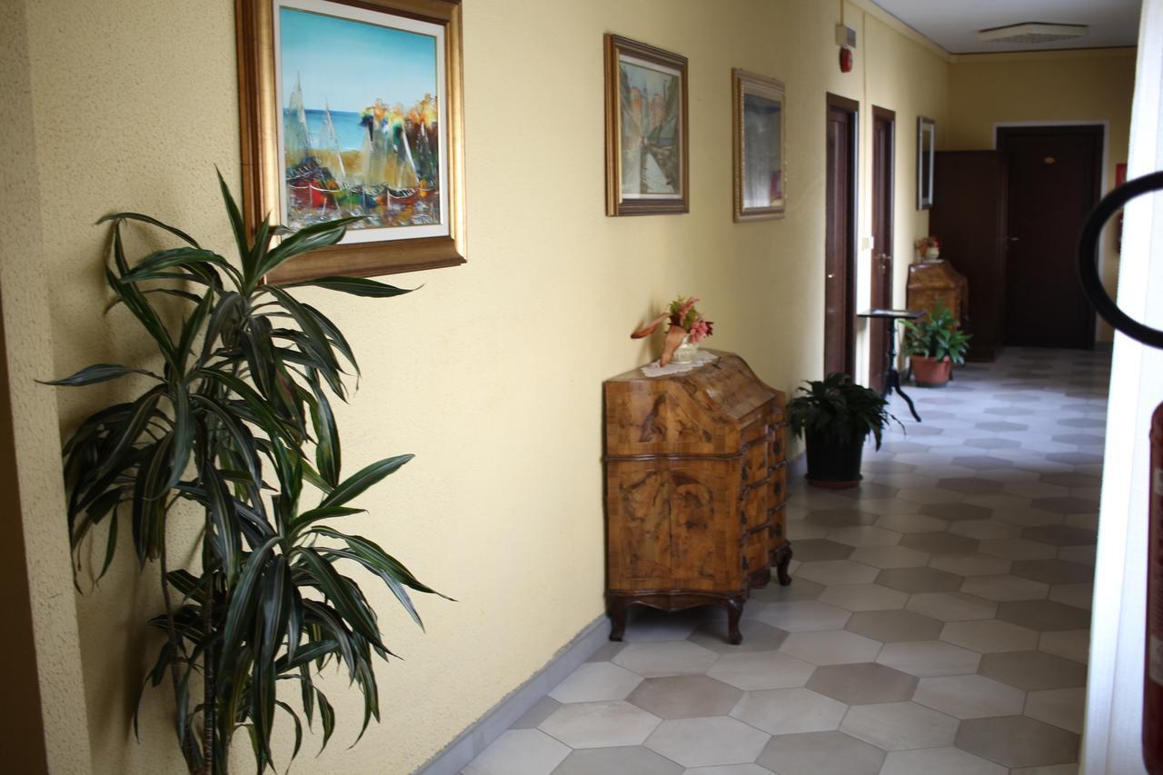 hotel ristorante vittoria Santhià Esterno foto