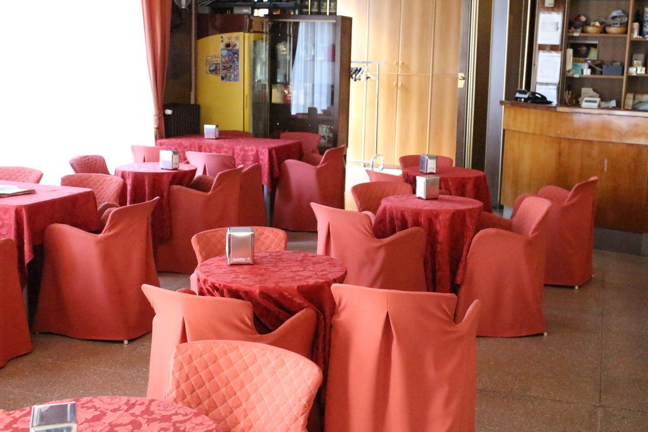 hotel ristorante vittoria Santhià Esterno foto