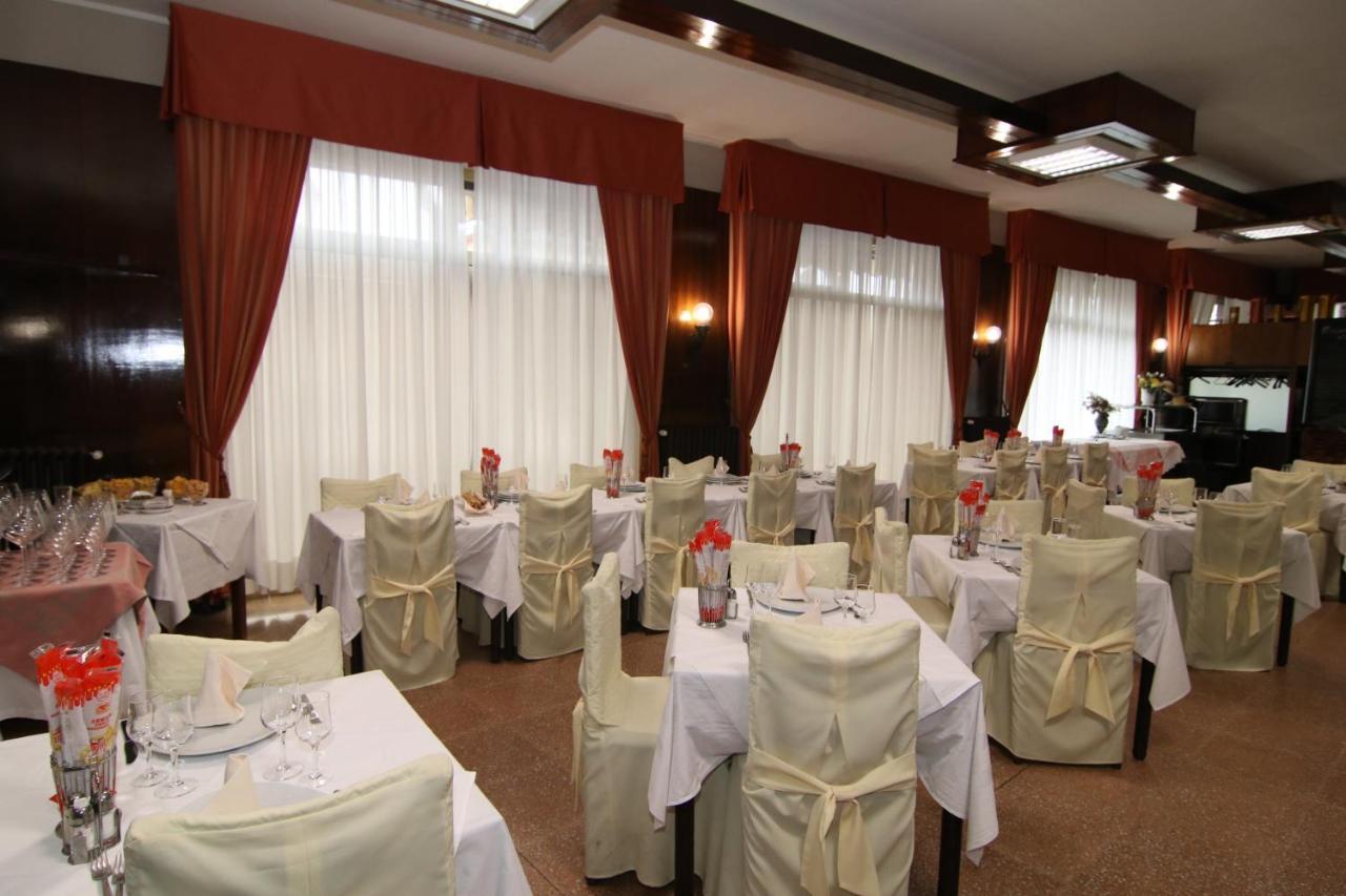 hotel ristorante vittoria Santhià Esterno foto