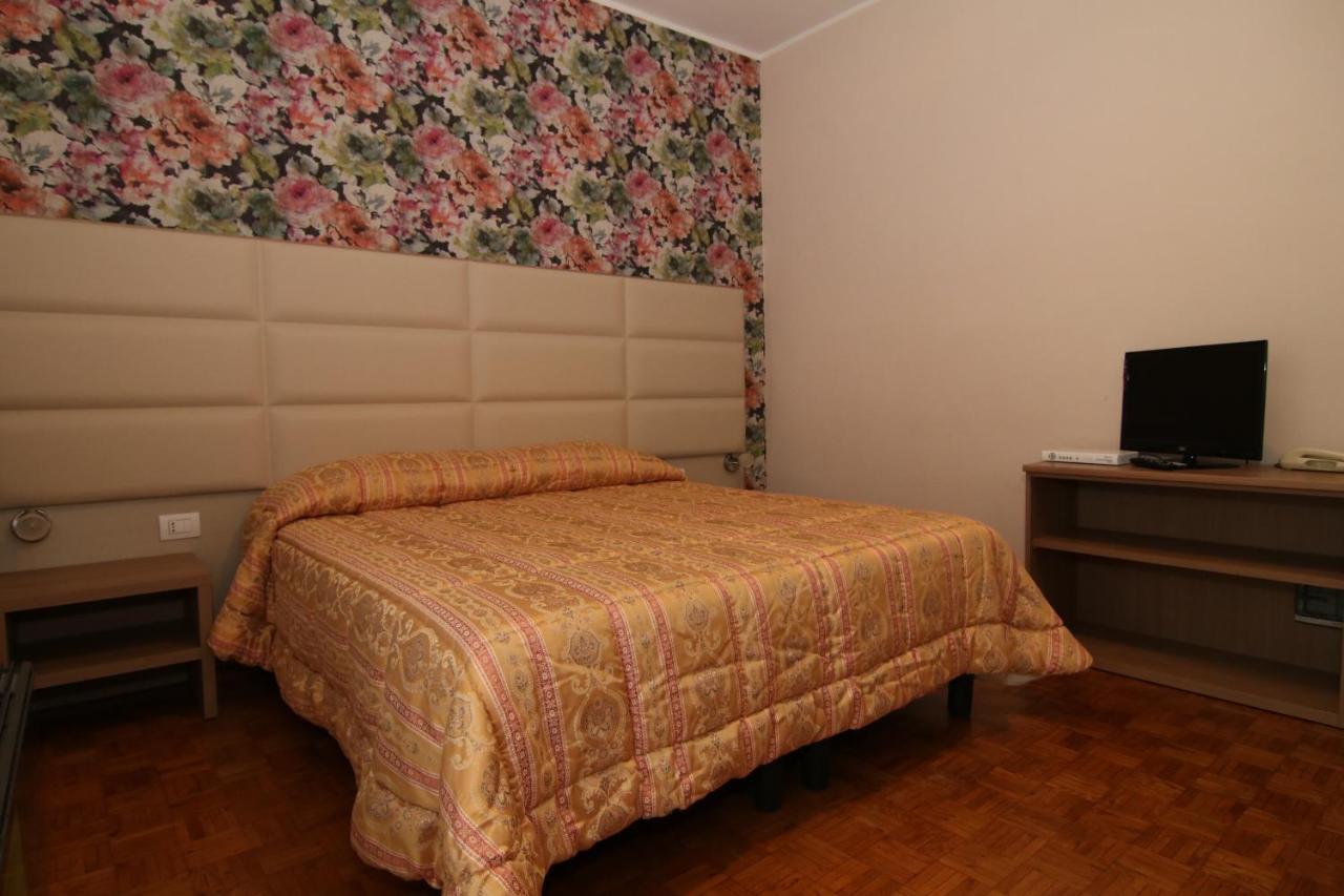 hotel ristorante vittoria Santhià Esterno foto